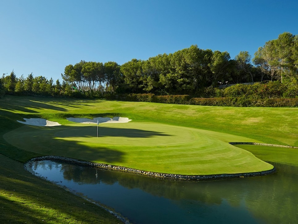 /content/dam/images/golfdigest/fullset/course-photos-for-places-to-play/Valderrama holy 17.jpg